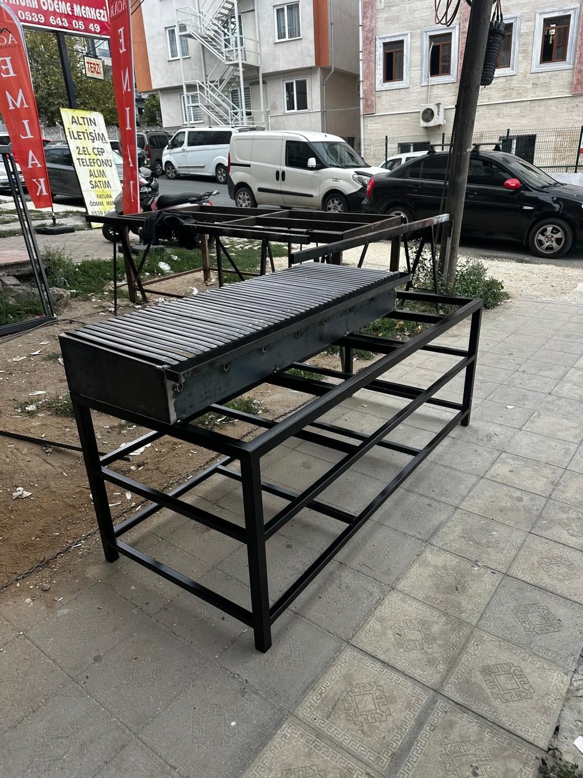 Sac gövdeli ızgaralı büyük mangal ve kutu profil ayak