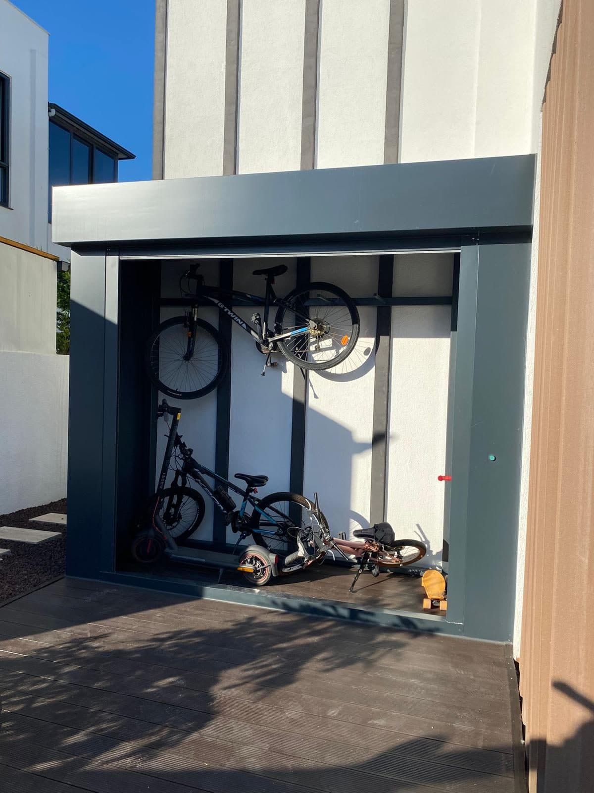 Villa bahçesinde antrasit metal bisiklet ve ekipman kabini