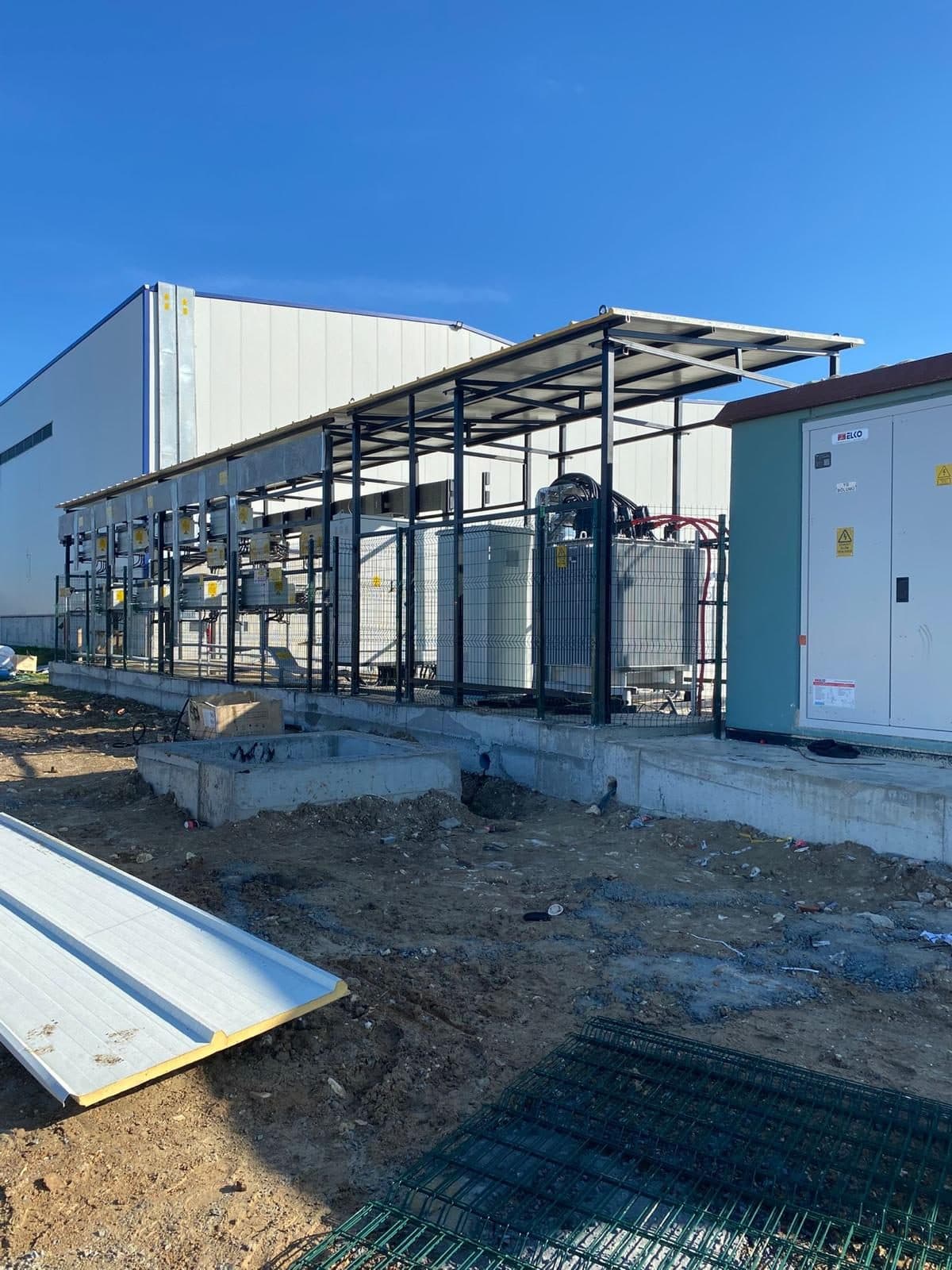 Fabrika trafo alanı için çelik sundurma ve panel çit uygulaması